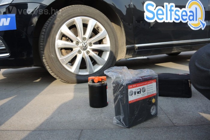 Ez egy normál abroncs, itt jöhet a defektjavító-készlet