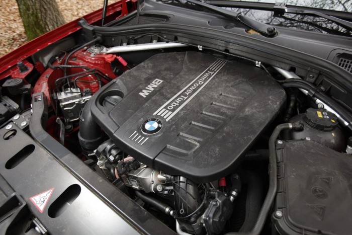 Mitől lesz a piac szürke egere egy remek autó? 11 | Vezess Egy nyest pihent meg a kellemesen meleg műanyag burkolaton. Nem vicc, nézd meg a következő képet