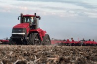 8. A legdrágább - A 682 LE maximális teljesítményű, gumihevederes Case IH Quadtrac 620-as kétségtelenül korunk csúcsát képviseli. Megnyerte a 2014-es Év Traktora díjat, ára pedig valahol 500 000 dollár, azaz 120 millió forint körül mozog.