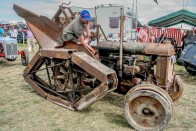 5. Árokásó kúszómászó - Egy alap Fordson Standard Tractor hátsó tengelyét átalakítva született ez a masina. Fő célja árkok ásása volt csővezetékek számára, a kereket helyettesítő szerkezetet Rotopadnak nevezték.