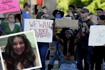 A rendőrök ellen tüntetett, ellopták a kocsiját