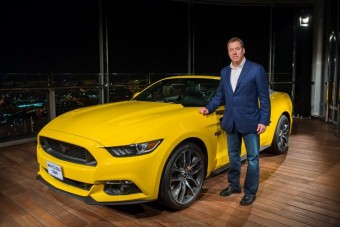 Így került a Mustang a világ legmagasabb épületére