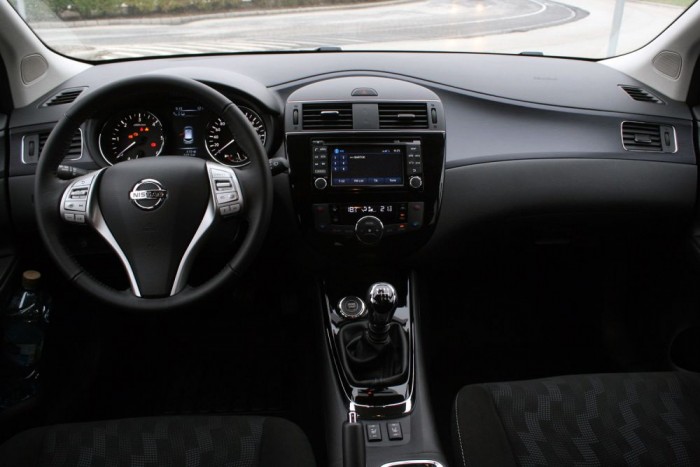 Nissan Pulsar: Japán dízel, mégsem drága 3 Jól elhelyezett bőrbetétekkel, kevert puha és kemény puha műanyagokkal, színes kijelzőkkel és feketére lakkozott felületekkel kedvező a minőségérzet