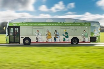 Kakihajtású busz üzemel Angliában