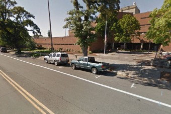 Káoszt okozott a börtön előtt szexelő pár