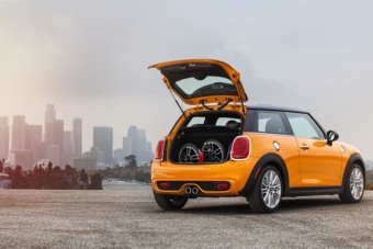 Mit rejt egy MINI csomagtartója?