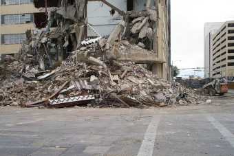 Rendőrök üldözték, ledöntött egy épületet