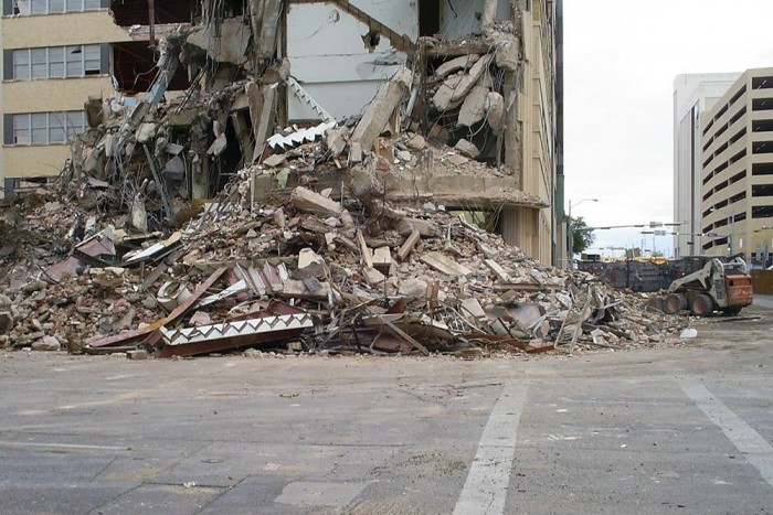 Rendőrök üldözték, ledöntött egy épületet