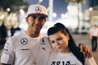 F1: Magyar lánnyal pózol Hamilton 6