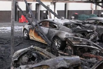 12 luxusautót gyújtottak fel