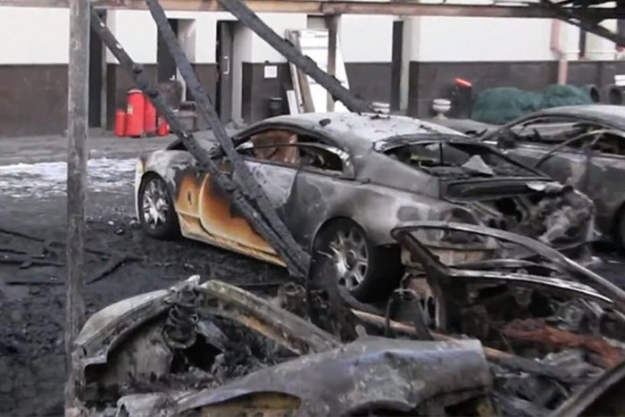 12 luxusautót gyújtottak fel