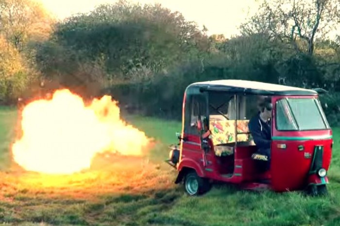 James Bond is megnyalná utána az ujját