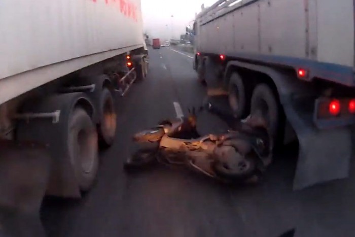 Millimétereken múlt a robogós élete