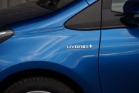 Már nem erőlteti a HSD (Hybrid Synergy Drive) plakettet a Toyota, alighanem rájöttek, hogy a Hybrid mindenkinek többet mond, mint egy ismeretlen gyári rövidítés