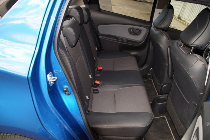 Hátul úgy 180 centiig semmi gond, utána kezd el szorítani fejben és térdben a kocsi