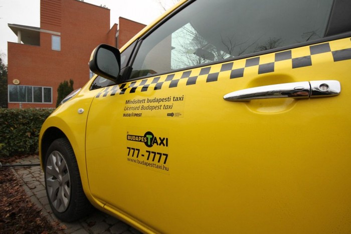 Csak egy érintésvédelmi tanúsítvánnyal kellett több papír a LEAF taxinak