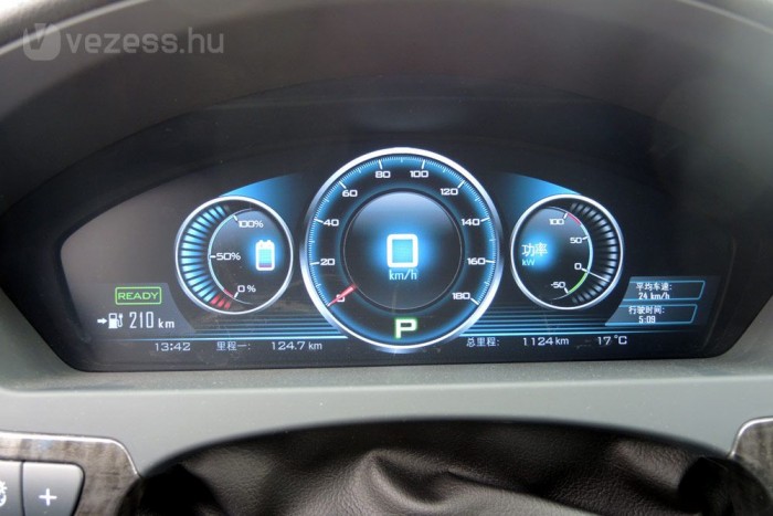 Mercedes kínai ruhában 9 | Vezess Futurisztikus a TFT műszeregység képe