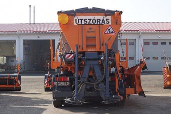 Leesett az első hó, takarítják az utakat