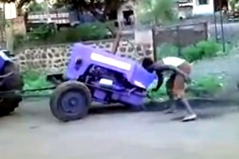 Mentés közben szakították ketté a traktort