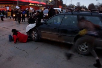 A tüntetők közé hajtott egy dühös autós