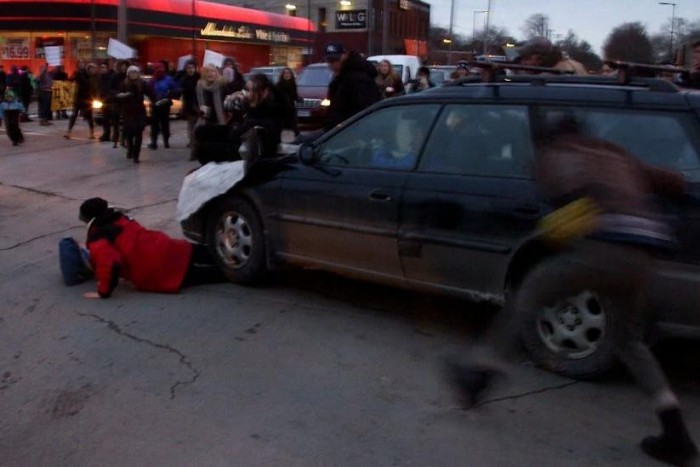 A tüntetők közé hajtott egy dühös autós