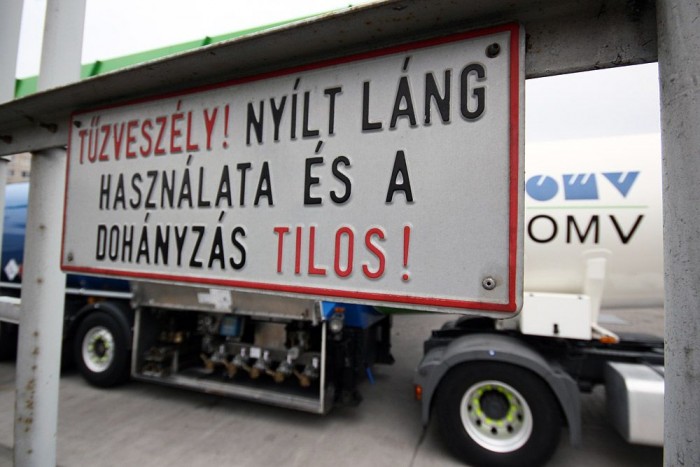 Felrobbanhat egy benzinkút? 9 | Vezess Bár állítólag nem veszélyes egy benzinkút, mégis jobb a békesség