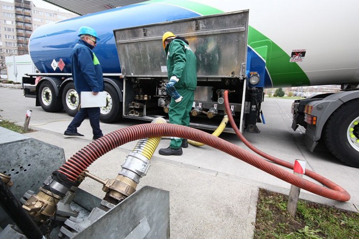 Felrobbanhat egy benzinkút? 8 | Vezess Az üzemanyag a sárga csövön jön, a levegő a pirosan megy