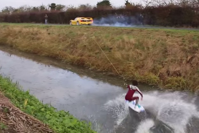 Ferrari és szörfdeszka – a felhőtlen szórakozás kellékei