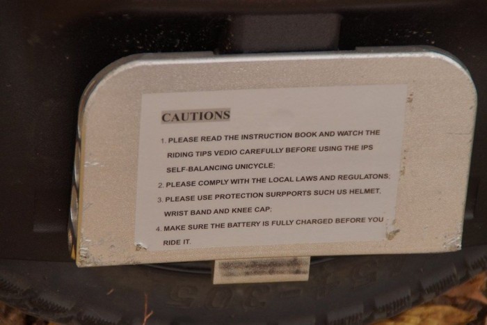 Egy kis kínai igényesség a figyelmeztető címkén: VEDIO VIDEO helyett, SURPORTS SUPPORTS helyett