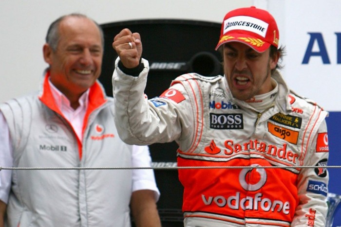 Hamilton háta mögött birkózhat Alonso és Vettel 9 | Vezess 2015-ben nem mosolyognak