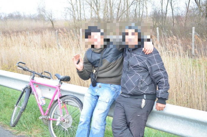 Bringásokat fogtak az M1 autópályán 2 Bringásokat fogtak az M1 autópályán 2