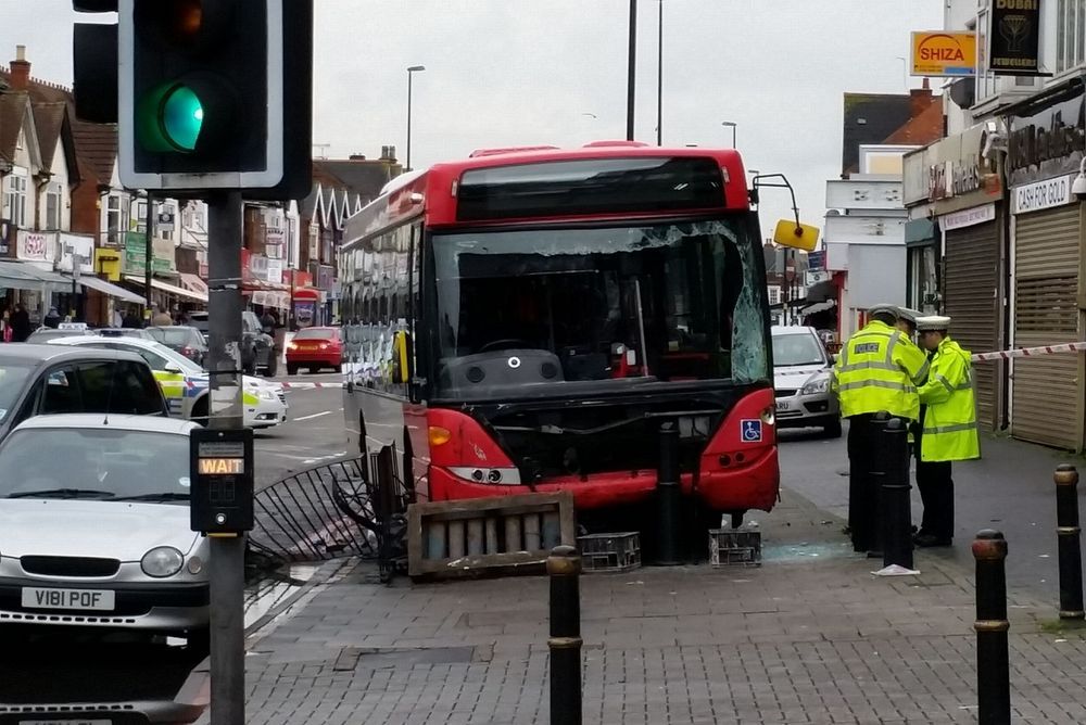 Utolsó erejével még lekormányozta az utasokkal zsúfolt buszt az út szélére az a vezető, aki menet közben szenvedett szívrohamot Birminghamben.