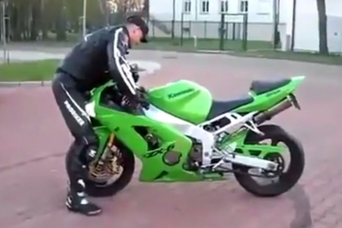 Ennél rosszabbul nem sülhetett volna el a motoros mutatvány