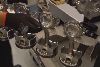 AMG Mercedes motorok gyártását nézni kielégítő élmény