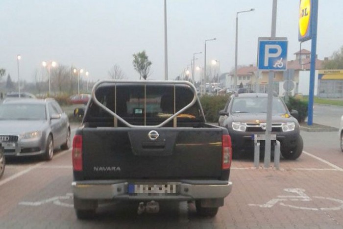 Lefotózták a bunkóság világbajnokát Csornán