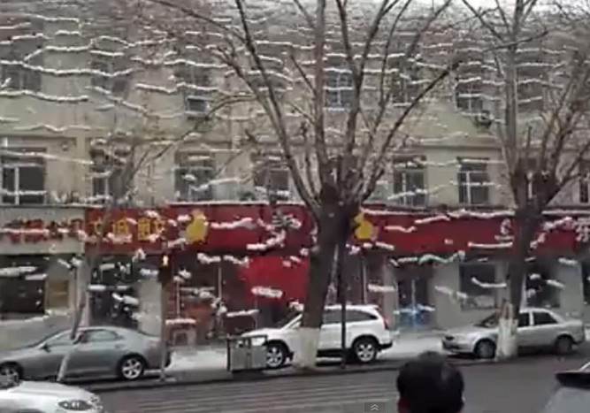 Elképesztő videó a tetőről lezúduló hótömegről