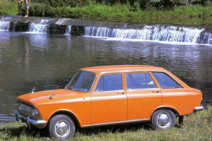 Ettől a Ladától ledobod a láncot! 9 | Vezess Átmenet Moszkvics limuzin és kombi között: IZS 2125, a gyár első önálló, sajnos belpiaci típusa. Állítólag szovjet mércével nem volt rossz a minősége.