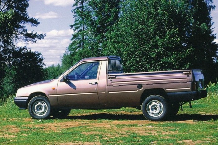 Ettől a Ladától ledobod a láncot! 10 | Vezess IZS 27171 néven futott az Orbita pickup, ahol még ki lehetett használni a plató lehajtható oldalfalát. A B-oszloptól hátrafelé ebből készült a Lada furgon is