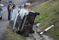 Két autó ütközött, három sérültet kórházba vittek az M3-as autópályáról.