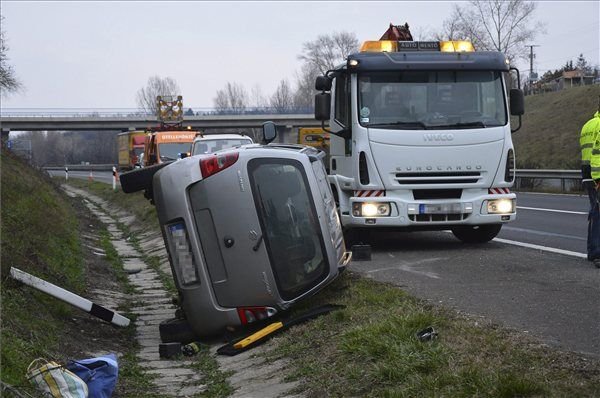 Senki nem állt meg a vérző fejű autósnak az M5-ösön 4