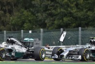 F1: Kirúgással fenyegették Hamiltont és Rosberget 44