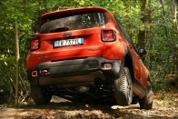 Egyáltalán nem hozza zavarba a Trailhawk 4x4 Low kivitelt, hogy egy kereke a levegőbe emelkedett,  mert így is képes továbbhaladni. Ahhoz, hogy még egy kerék ne érjen talajt, legalább 20,5 centivel kell elemelkednie a hátsó keréknek a földtől. Alul középen jól látszik a hátsó differenciálmű fémszínű háza