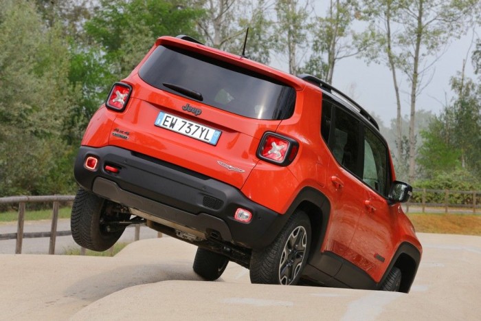 Imádták a Jeepet az európai vevők 6 | Vezess Ez az a bizonyos oldalanként eltoltan hullámzó pálya. Ezen merevre zárható összkerék-hajtás nélkül a lehetetlennel határos végigmenni