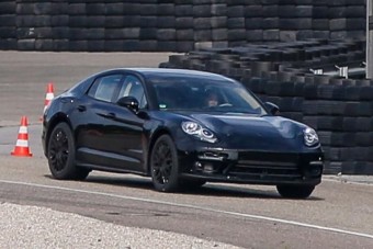 Új formával támad a Porsche Panamera