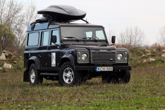 Az árvizet, tüntetést is bírnia kell