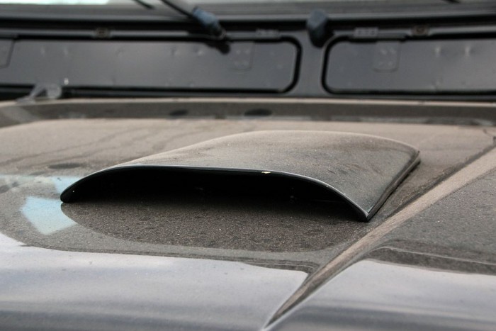 Nem a durva motor igényelte ezt a lyukat, hanem a a gigászi generátor miatt nem lehetne másként becsukni