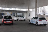 A BMW a legextrémebb, a Golf egy decens autó, csak elektromos, a Nissanban pedig van egy nagy adag keleties esetlenség