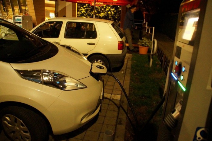 A Nagy Villanyautó-Teszt! Melyik jut legtovább? 18 | Vezess A Leaf gyorstöltőjéhez Magyarországon kb. 7 töltőállomáson találunk villásdugót