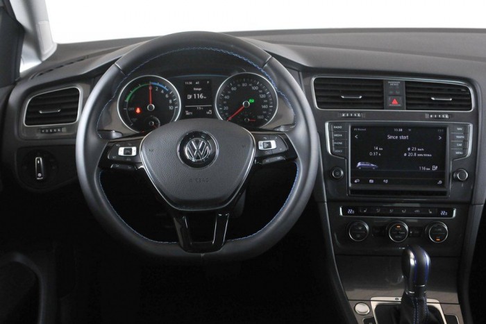 A Nagy Villanyautó-Teszt! Melyik jut legtovább? 12 | Vezess A Golf hétköznapiautós, jól átlátható műszerfala