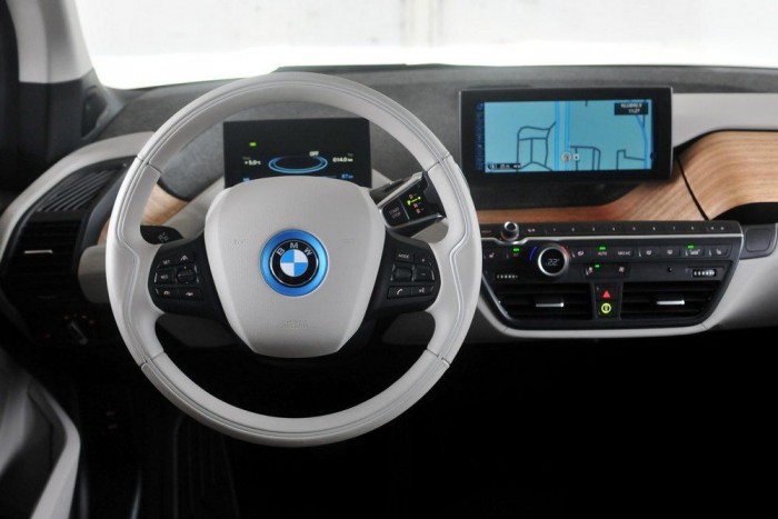 A Nagy Villanyautó-Teszt! Melyik jut legtovább? 10 | Vezess A BMW ultramodern, két TFT-s műszerfala, a zöld imidzset erősítő fabetétekkel